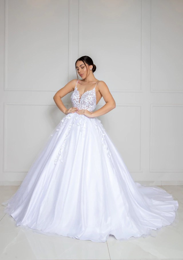 Vestido de noiva godê: do minimalista ao princesa