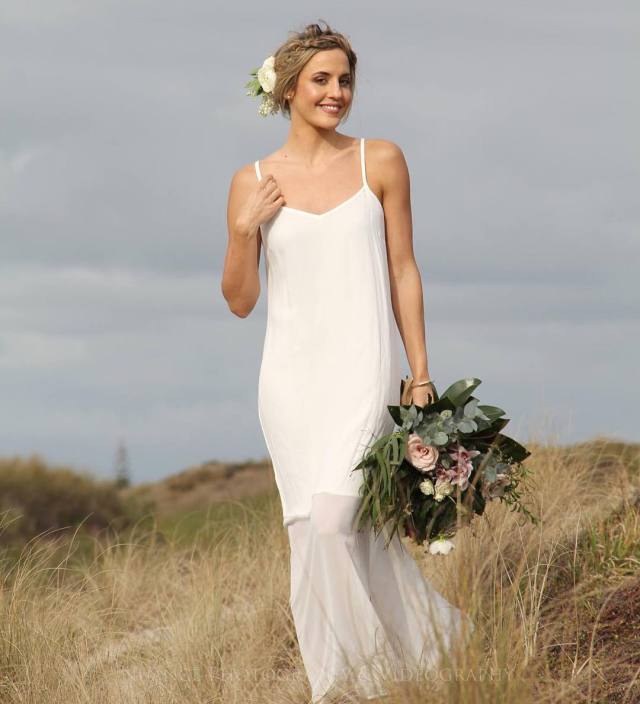 5 ideias de títulos:
1. Vestidos de Noiva Simples para Casamento Civil: Guia Completo
2. Minimalismo e Elegância: Como Escolher o Vestido Perfeito para o seu Civil
3. Slip Dress e Midi: As Tendências de Vestidos de Noiva para Jantares Íntimos
4. Onde Encontrar o Vestido de Noiva Civil Ideal: Lojas e Marcas
5. Dicas de Estilo: Vestidos Curtos e com Detalhes para Noivas Modernas