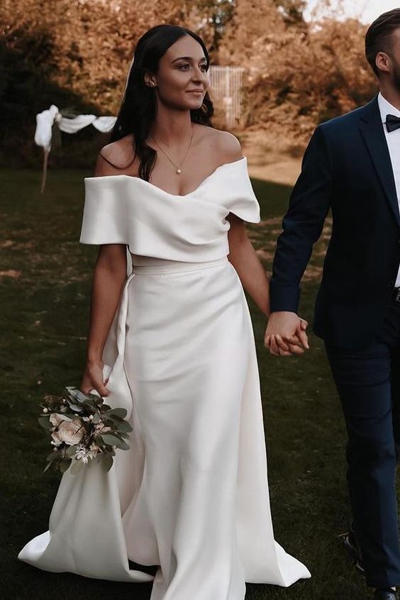 5 ideias de títulos:
1. Vestidos de Noiva Simples para Casamento Civil: Guia Completo
2. Minimalismo e Elegância: Como Escolher o Vestido Perfeito para o seu Civil
3. Slip Dress e Midi: As Tendências de Vestidos de Noiva para Jantares Íntimos
4. Onde Encontrar o Vestido de Noiva Civil Ideal: Lojas e Marcas
5. Dicas de Estilo: Vestidos Curtos e com Detalhes para Noivas Modernas