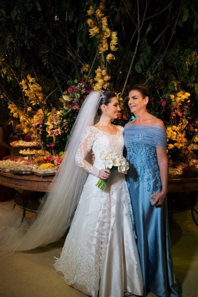 Os Melhores Designers e Boutiques para Encontrar seu Vestido de Mãe de Noiva Chique em 2026