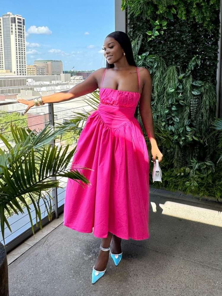 noite e na praia
3. Tendências de cores e cortes para vestidos de convidada em 2026
4. Dicas de acessórios e onde encontrar o vestido ideal para casamentos
5. Casamento civil: Opções de looks elegantes e modernos para convidadas