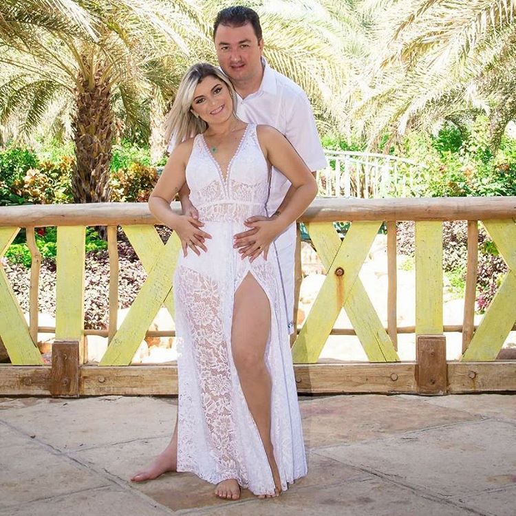 5 ideias de títulos:
1. Como escolher o vestido perfeito para o seu pré-wedding: Guia completo.
2. Estilos de vestidos para pré-wedding: Do boho ao minimalista.
3. Dicas de cores e tecidos para o seu ensaio pré-wedding.
4. Onde encontrar vestidos incríveis para o seu pré-wedding.
5. Vestidos curtos e midi: a tendência moderna para o pré-wedding.