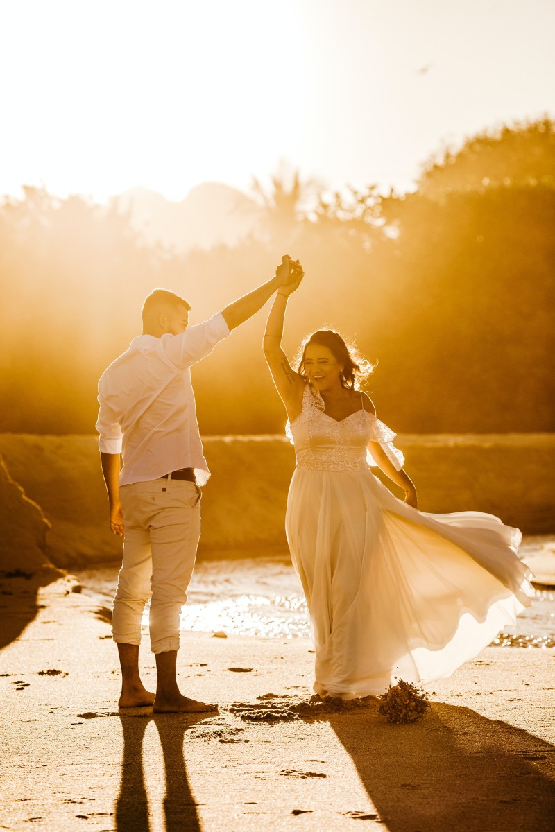 5 ideias de títulos:
1. Como escolher o vestido perfeito para o seu pré-wedding: Guia completo.
2. Estilos de vestidos para pré-wedding: Do boho ao minimalista.
3. Dicas de cores e tecidos para o seu ensaio pré-wedding.
4. Onde encontrar vestidos incríveis para o seu pré-wedding.
5. Vestidos curtos e midi: a tendência moderna para o pré-wedding.