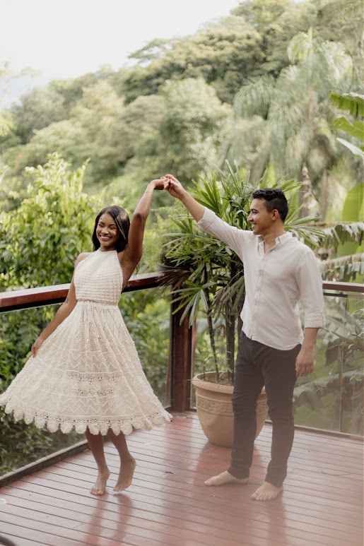 5 ideias de títulos:
1. Como escolher o vestido perfeito para o seu pré-wedding: Guia completo.
2. Estilos de vestidos para pré-wedding: Do boho ao minimalista.
3. Dicas de cores e tecidos para o seu ensaio pré-wedding.
4. Onde encontrar vestidos incríveis para o seu pré-wedding.
5. Vestidos curtos e midi: a tendência moderna para o pré-wedding.