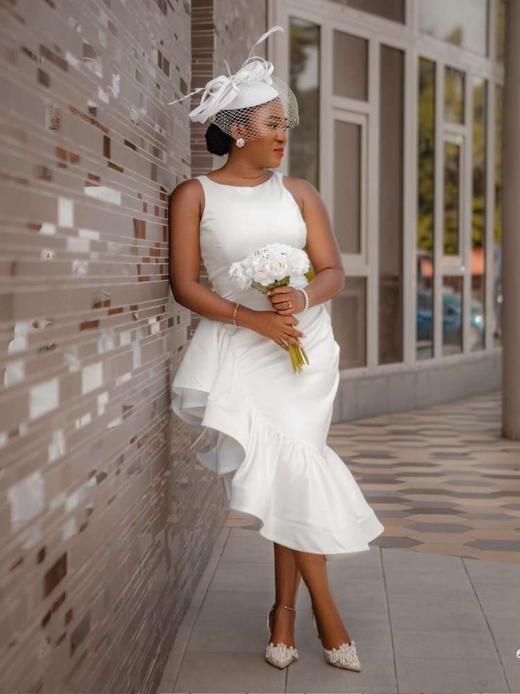 5 ideias de títulos:
1. Vestidos Minimalistas para Casamento Civil: Elegância e Simplicidade
2. Macacões Chiques: A Alternativa Moderna para o Casamento Civil
3. Como Escolher o Tecido Perfeito para o Seu Vestido de Casamento Civil
4. Guia de Preços: Quanto Custa um Vestido de Casamento Civil?
5. Cores Além do Branco: Opções Sofisticadas para o Casamento Civil