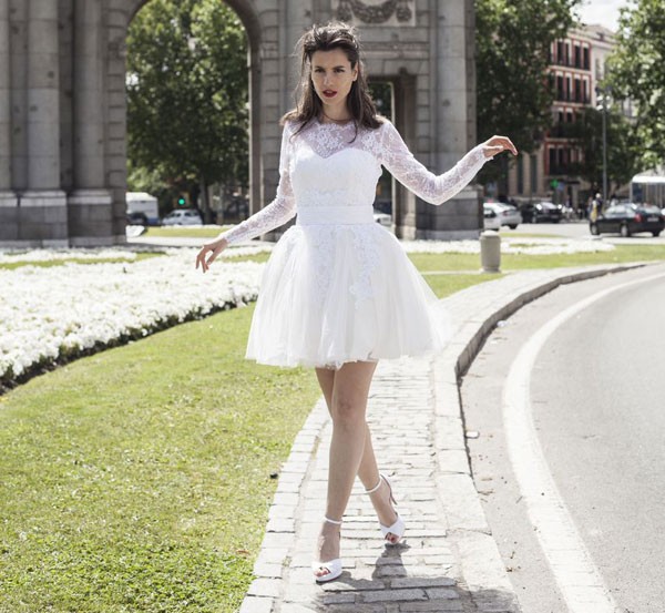 5 ideias de títulos:
1. Vestidos Minimalistas para Casamento Civil: Elegância e Simplicidade
2. Macacões Chiques: A Alternativa Moderna para o Casamento Civil
3. Como Escolher o Tecido Perfeito para o Seu Vestido de Casamento Civil
4. Guia de Preços: Quanto Custa um Vestido de Casamento Civil?
5. Cores Além do Branco: Opções Sofisticadas para o Casamento Civil