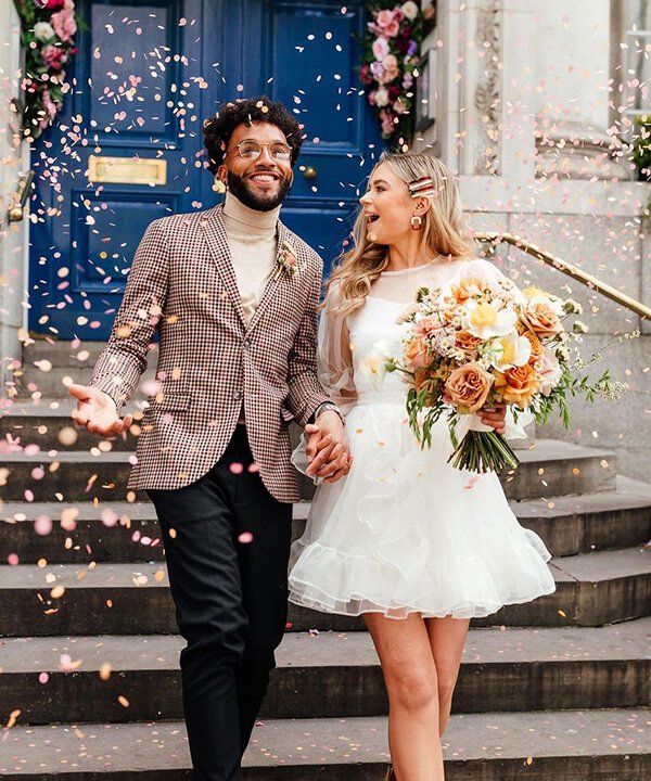 5 ideias de títulos:
1. Vestidos Minimalistas para Casamento Civil: Elegância e Simplicidade
2. Macacões Chiques: A Alternativa Moderna para o Casamento Civil
3. Como Escolher o Tecido Perfeito para o Seu Vestido de Casamento Civil
4. Guia de Preços: Quanto Custa um Vestido de Casamento Civil?
5. Cores Além do Branco: Opções Sofisticadas para o Casamento Civil