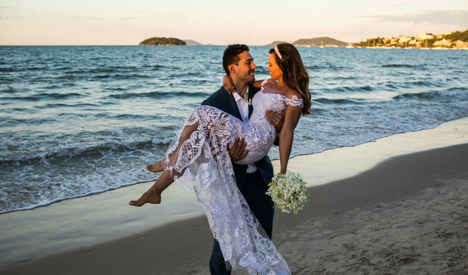 5 ideias de títulos:
1. Casamento na Praia: O Guia Definitivo de Estilo para Convidadas e Noivas
2. Tecidos Leves e Cores Claras: A Chave para um Look Perfeito em Casamentos na Praia
3. Do Boho ao Elegante: Encontre o Vestido Ideal para Casamentos na Areia
4. Madrihas e Mães dos Noivos: Dicas Essenciais para Arrasar em Casamentos na Praia
5. Calçados para Casamento na Praia: Conforto e Estilo para Caminhar na Areia