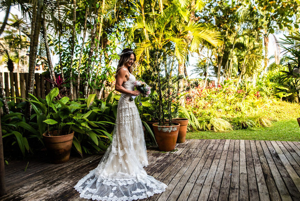 5 ideias de títulos:
1. Casamento na Praia: O Guia Definitivo de Estilo para Convidadas e Noivas
2. Tecidos Leves e Cores Claras: A Chave para um Look Perfeito em Casamentos na Praia
3. Do Boho ao Elegante: Encontre o Vestido Ideal para Casamentos na Areia
4. Madrihas e Mães dos Noivos: Dicas Essenciais para Arrasar em Casamentos na Praia
5. Calçados para Casamento na Praia: Conforto e Estilo para Caminhar na Areia
