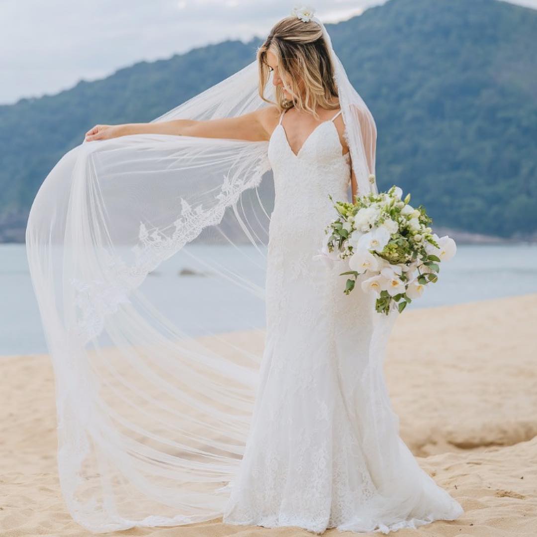 5 ideias de títulos:
1. Casamento na Praia: O Guia Definitivo de Estilo para Convidadas e Noivas
2. Tecidos Leves e Cores Claras: A Chave para um Look Perfeito em Casamentos na Praia
3. Do Boho ao Elegante: Encontre o Vestido Ideal para Casamentos na Areia
4. Madrihas e Mães dos Noivos: Dicas Essenciais para Arrasar em Casamentos na Praia
5. Calçados para Casamento na Praia: Conforto e Estilo para Caminhar na Areia