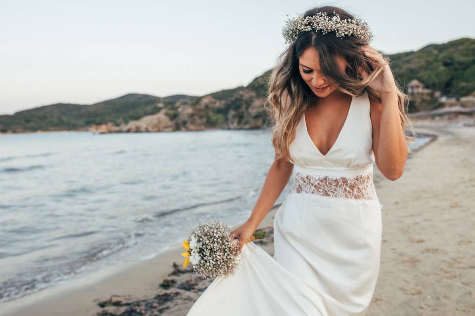 5 ideias de títulos:
1. Casamento na Praia: O Guia Definitivo de Estilo para Convidadas e Noivas
2. Tecidos Leves e Cores Claras: A Chave para um Look Perfeito em Casamentos na Praia
3. Do Boho ao Elegante: Encontre o Vestido Ideal para Casamentos na Areia
4. Madrihas e Mães dos Noivos: Dicas Essenciais para Arrasar em Casamentos na Praia
5. Calçados para Casamento na Praia: Conforto e Estilo para Caminhar na Areia