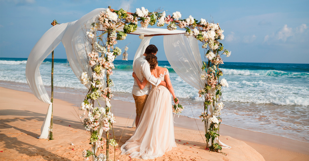 5 ideias de títulos:
1. Casamento na Praia: O Guia Definitivo de Estilo para Convidadas e Noivas
2. Tecidos Leves e Cores Claras: A Chave para um Look Perfeito em Casamentos na Praia
3. Do Boho ao Elegante: Encontre o Vestido Ideal para Casamentos na Areia
4. Madrihas e Mães dos Noivos: Dicas Essenciais para Arrasar em Casamentos na Praia
5. Calçados para Casamento na Praia: Conforto e Estilo para Caminhar na Areia