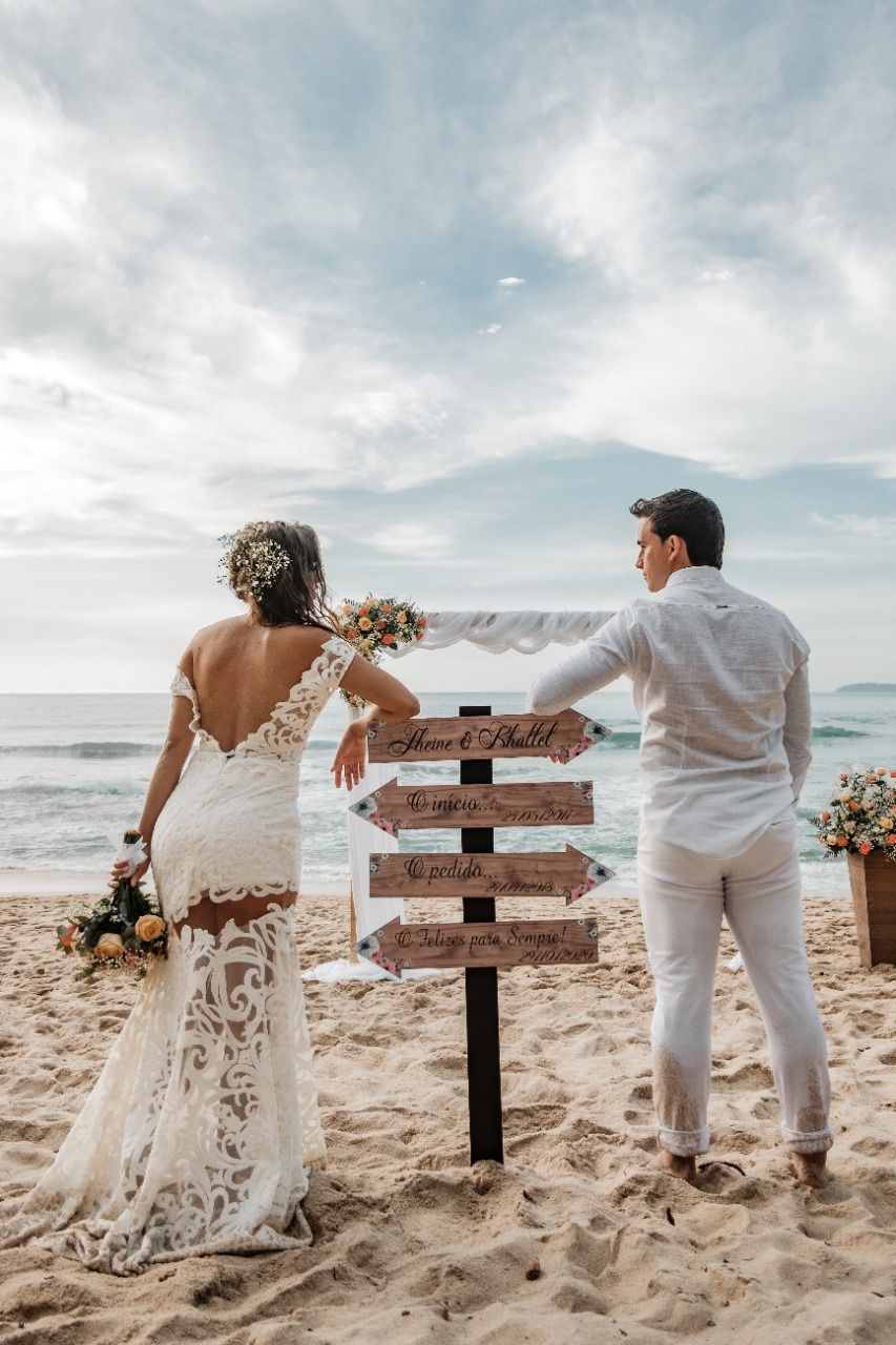 5 ideias de títulos:
1. Casamento na Praia: O Guia Definitivo de Estilo para Convidadas e Noivas
2. Tecidos Leves e Cores Claras: A Chave para um Look Perfeito em Casamentos na Praia
3. Do Boho ao Elegante: Encontre o Vestido Ideal para Casamentos na Areia
4. Madrihas e Mães dos Noivos: Dicas Essenciais para Arrasar em Casamentos na Praia
5. Calçados para Casamento na Praia: Conforto e Estilo para Caminhar na Areia