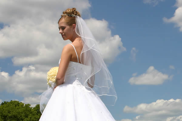 Véu de noiva longo: bordado ou com pérolas?