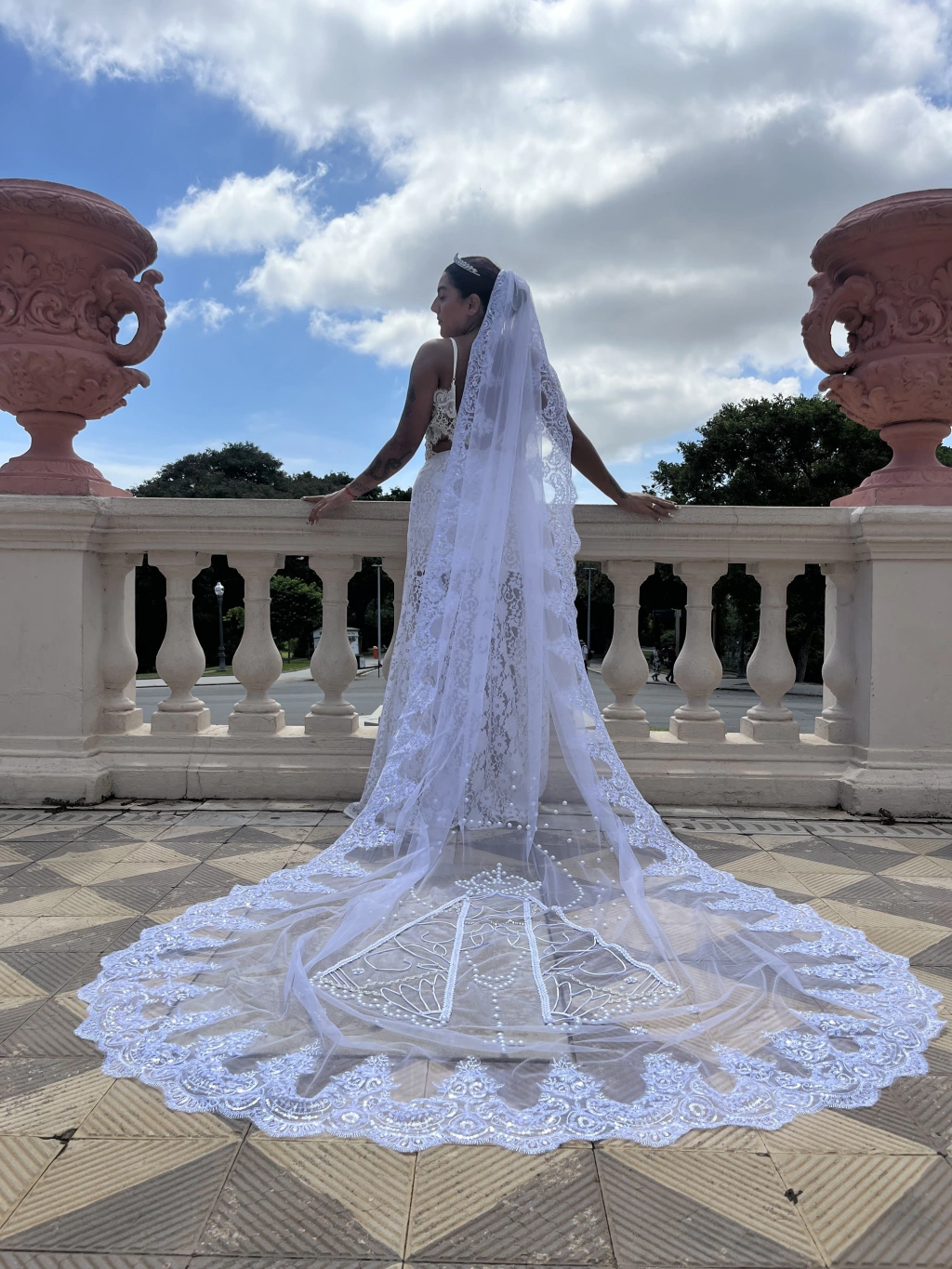 Véu de noiva longo: bordado ou com pérolas?