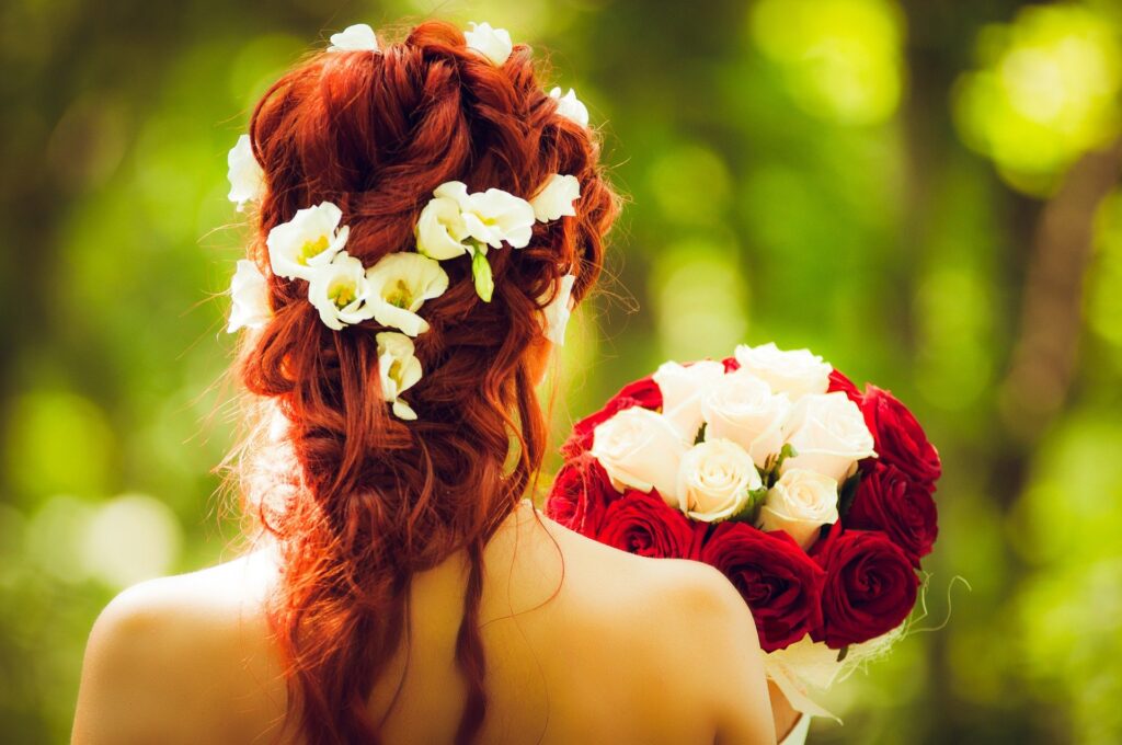 coroa de flores para casamento no campo