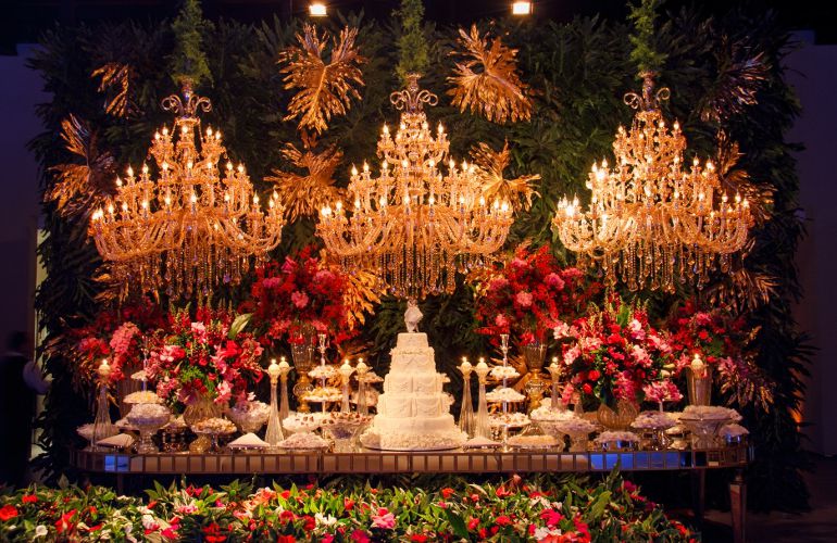 decoração de casamento com tapete vermelho