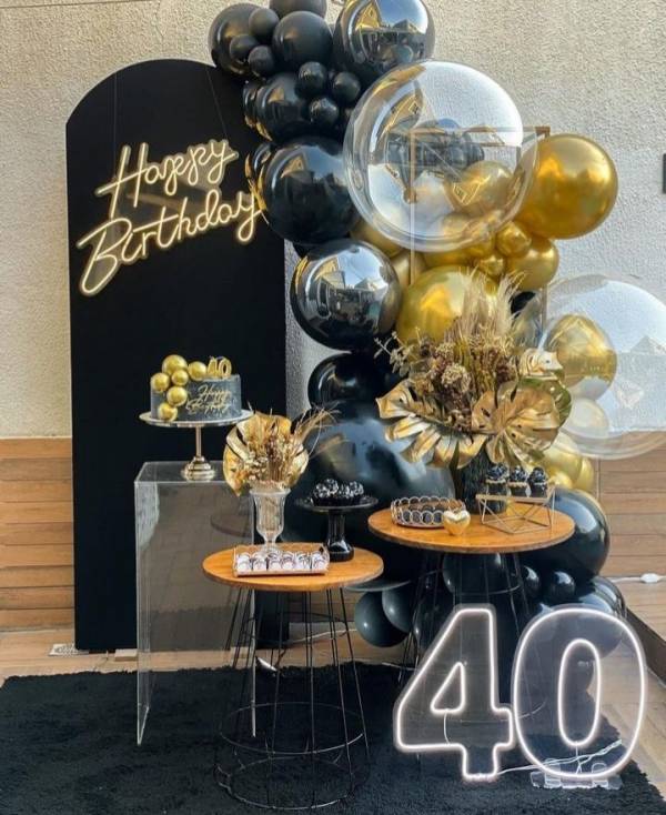 festa 40 anos homem preto e dourado