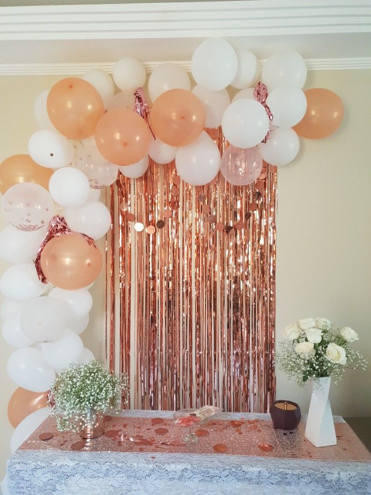 decoração de aniversário com cortina brilhante