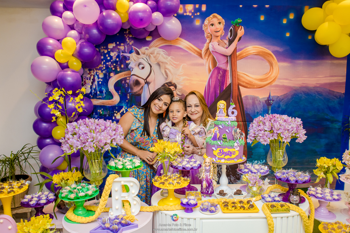festa rapunzel dourado e roxo